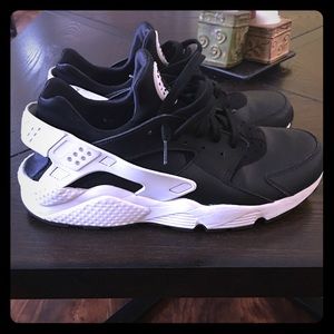 Black and White Nike huaraches size 12
